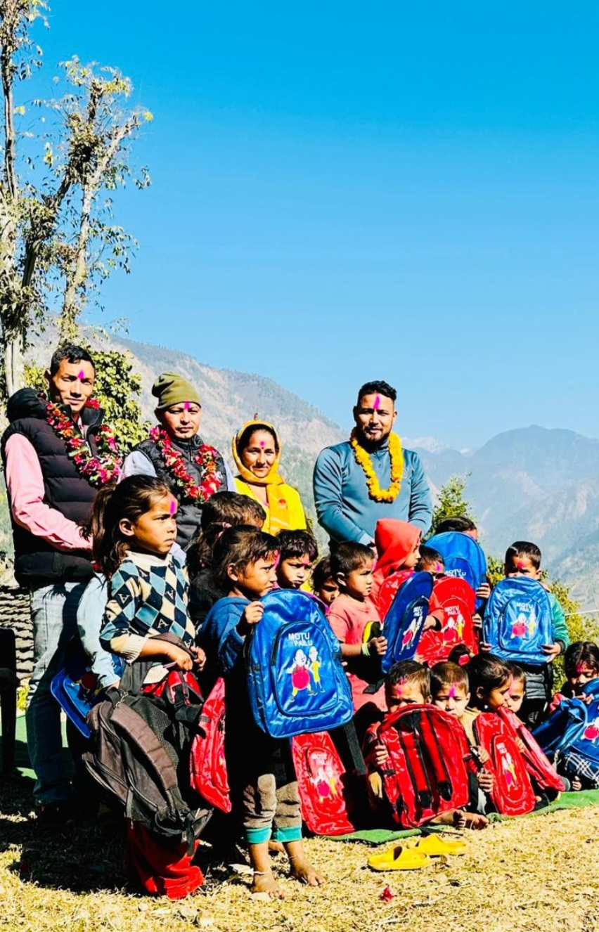 युवा संघ जाजरकोटका अध्यक्ष सरोज जंग शाहीको पहलमा पिडित बालबालिकालाई २३० थान झाेला बितरण